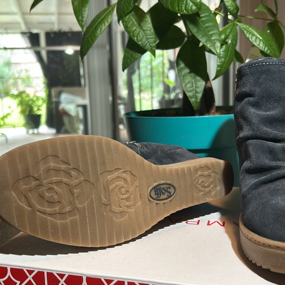 Maybe worn once Sofft brand dark blue ankle booties - Picture 2 of 3